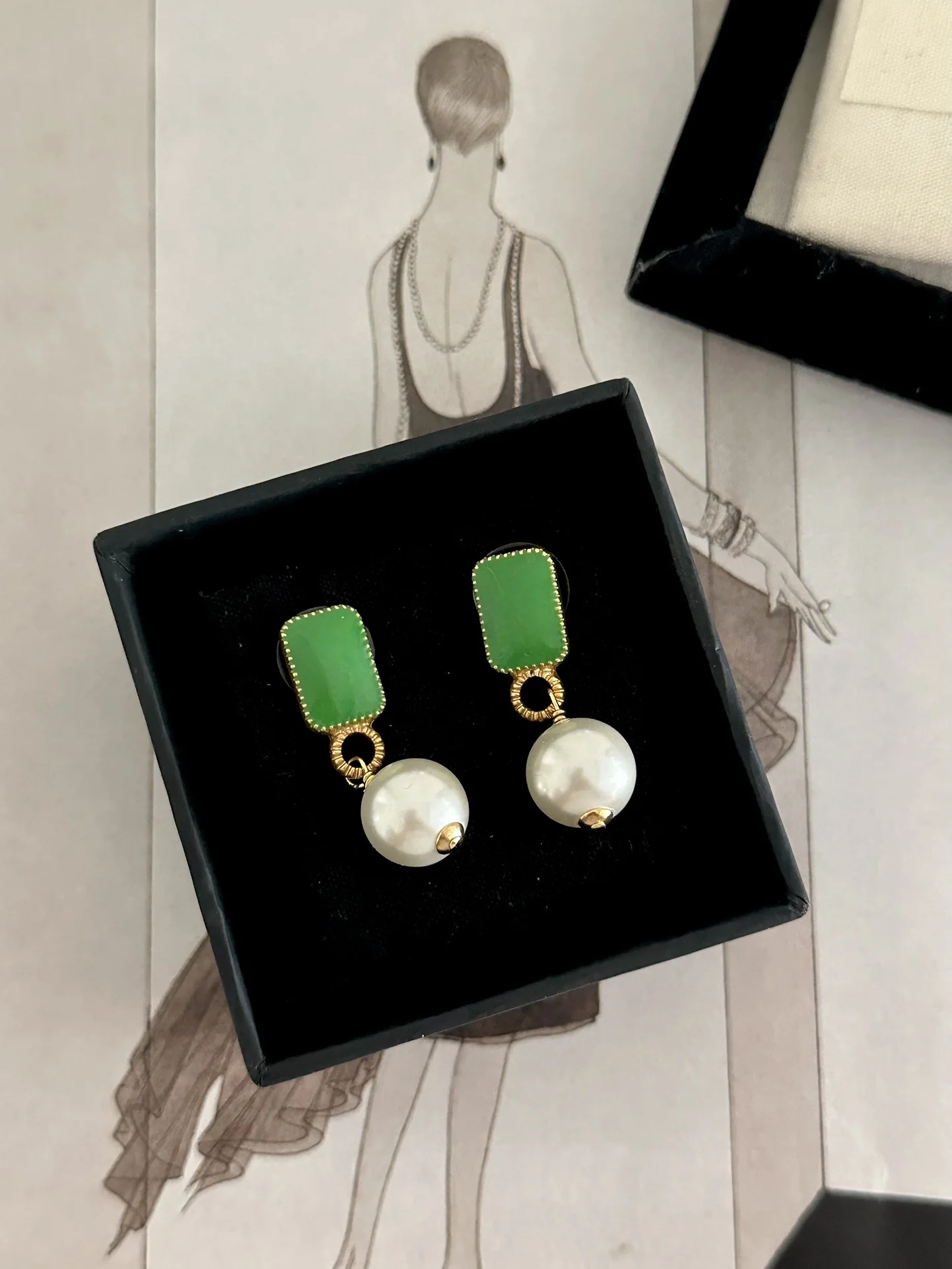 

Europe and the United States new high-end brand in the ancient style of small fresh high-grade glass pearl earrings