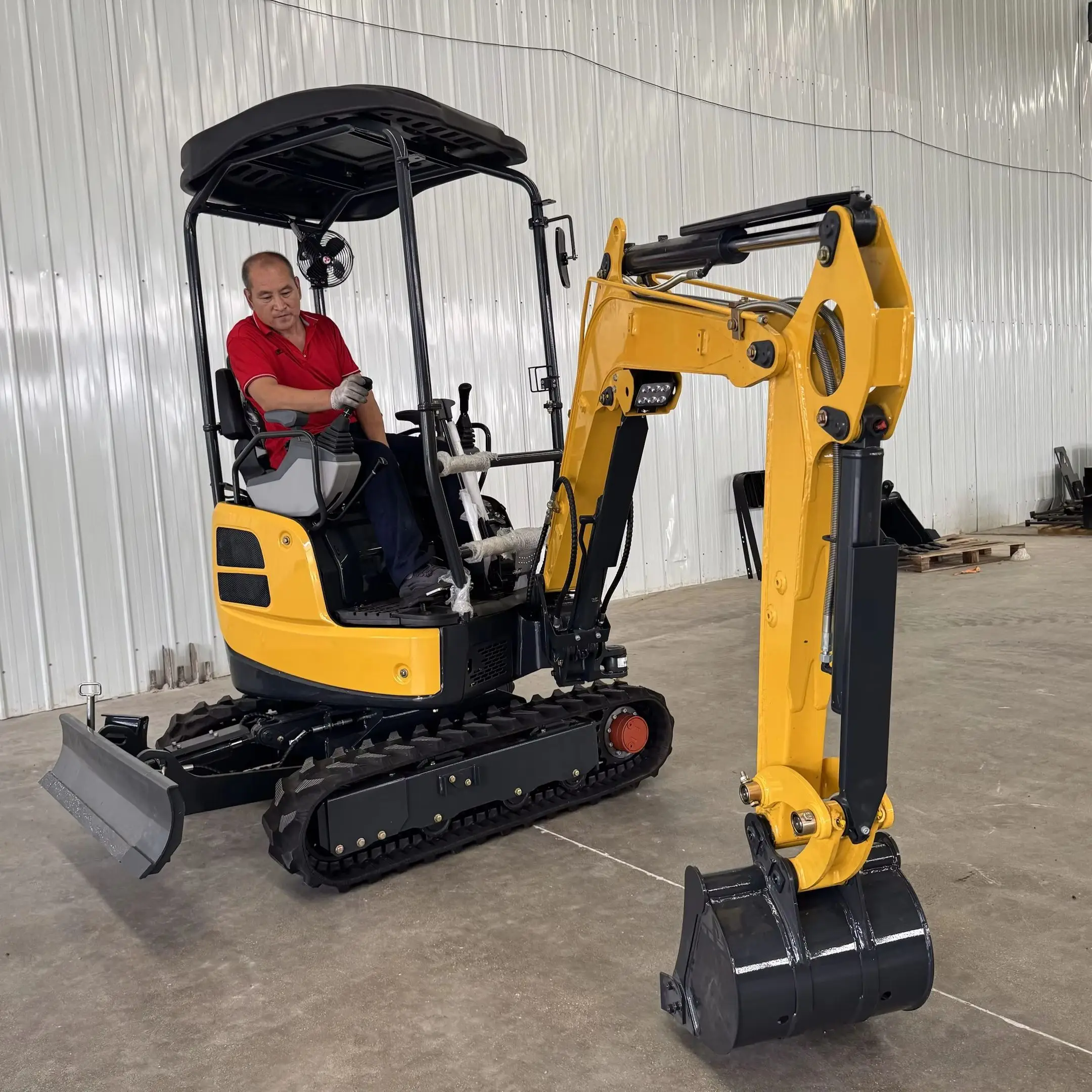 حفارة هيدروليكية مجنزرة جديدة 1.8 طن للبيع حفار صغير شحن سريع بخصم 50% #4