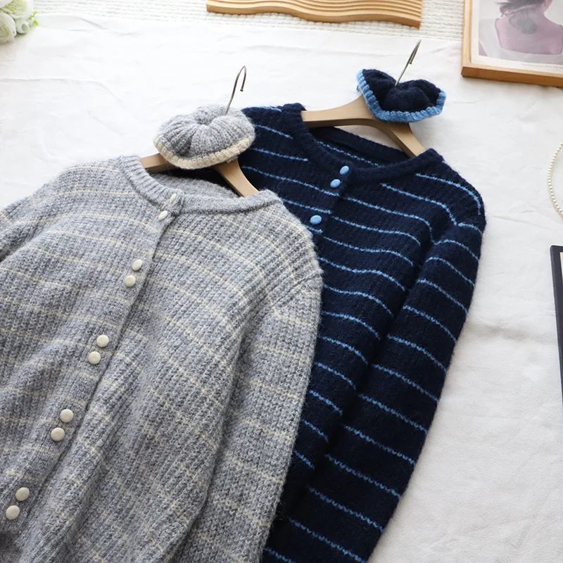 เสื้อคาร์ดิแกนถักลายทางสไตล์เกาหลี แฟชั่นใหม่สำหรับผู้หญิง คอกลม ติดกระดุมแถวเดียว ทรงหลวม สไตล์วินเทจ ลำลอง เนื้อผ้านุ่ม