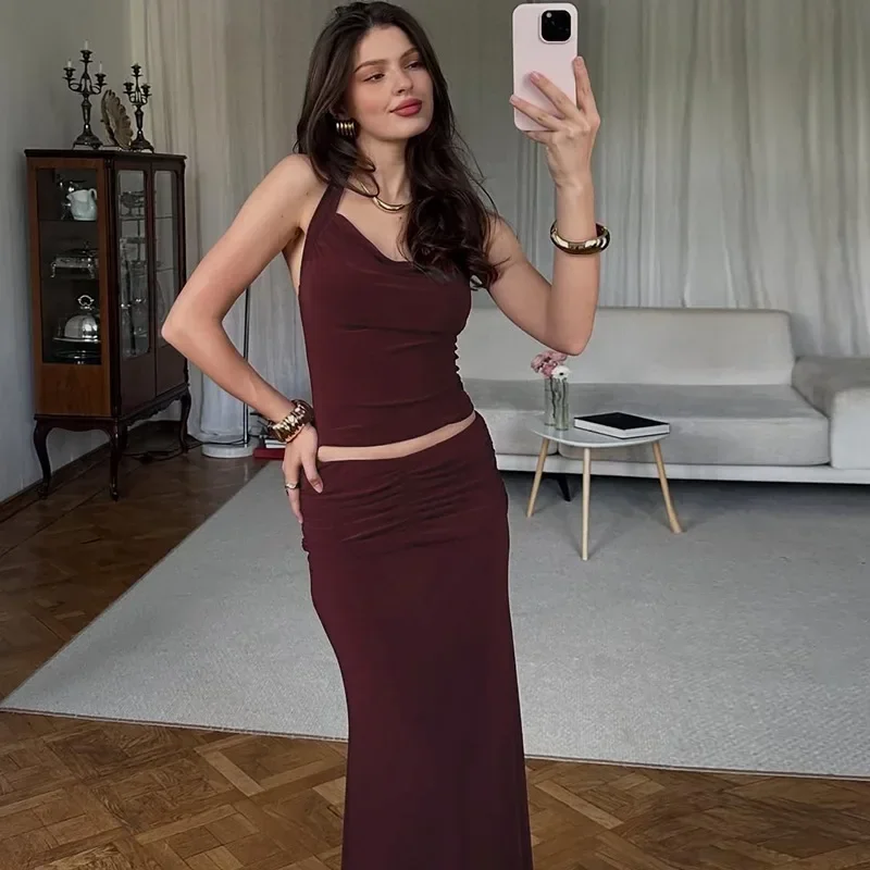 

Осенний сексуальный комплект из двух предметов: женский топ без рукавов с завязками на шее и элегантная длинная юбка с драпировкой, комплект в едином стиле.