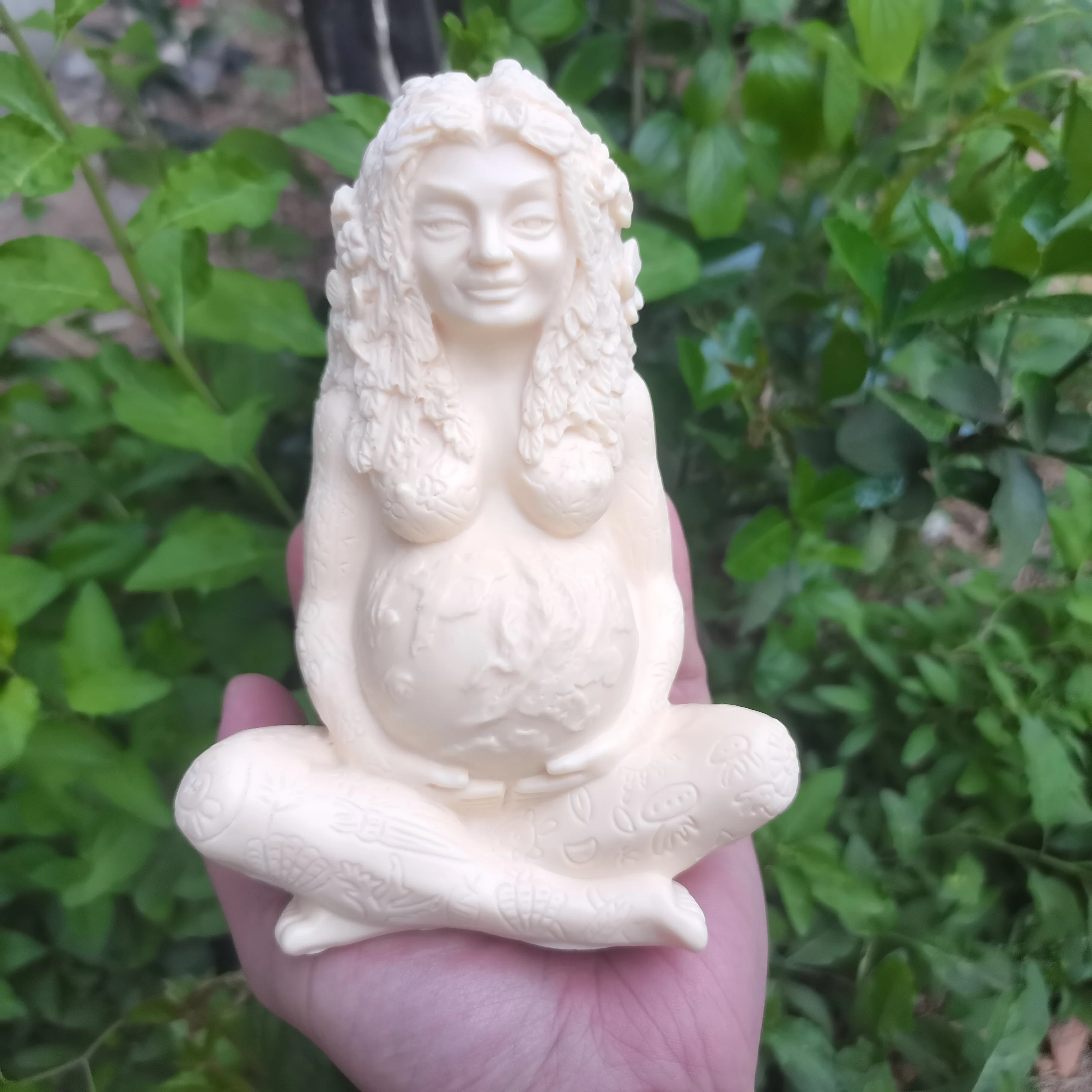 Natural ivory fruit Earth Mother art statue Garden Decorative art statue home outdoor decorative earth Mother goddess statue 1PC