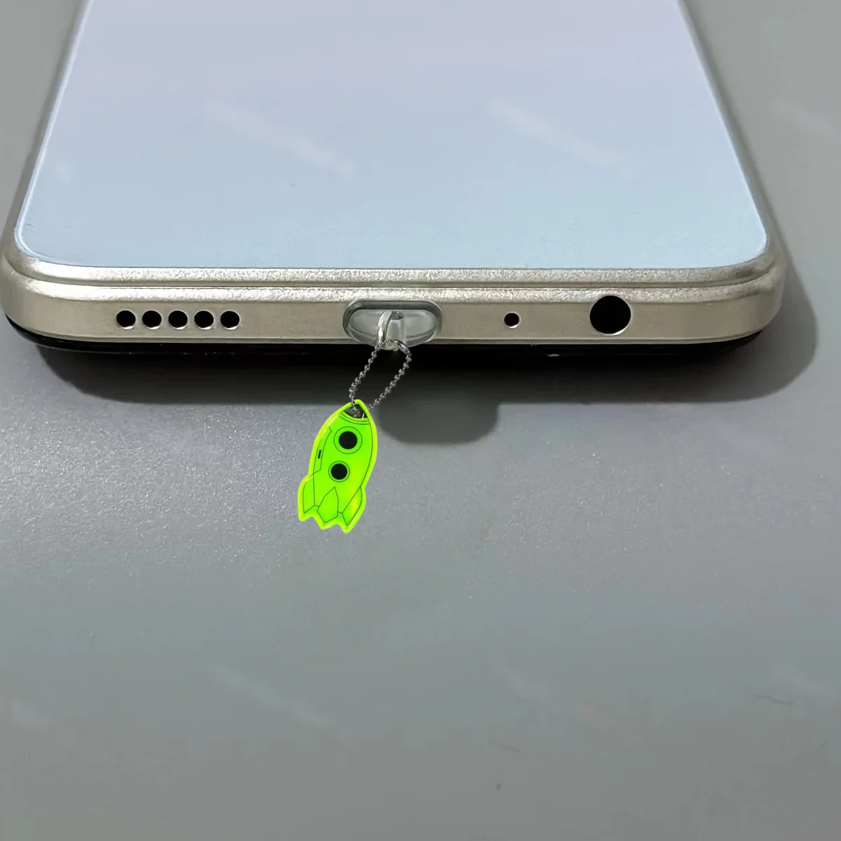 Reflective Rocket-Shaped Phone Dust Plug, Containing a Safety Reflector - Neon Green and Yellow, Phone Night Travel Accessory Dust Plug, Especially Suitable for Running with a Phone at Night, Working, Etc It Is an Ideal Gift for Halloween, Birthdays, Road Safety, and Other Occasions.
