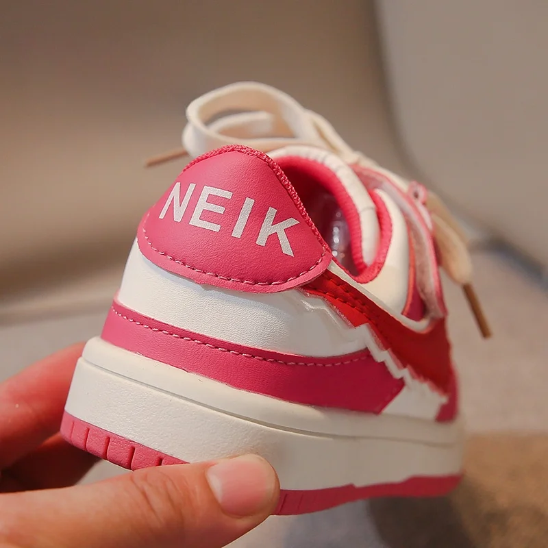 2024 Baby Jungen Mädchen Freizeit schuhe Kleinkind weichen Boden erste Wanderschuhe Kinder Turnschuhe Lotso Bär Kinderschuhe