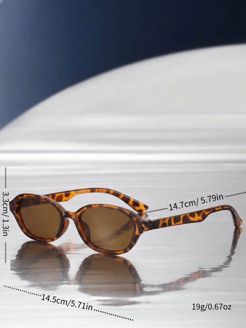 1 pair of unisex oval-shaped bohemian modern style sunglasses, suitable for sports, travel, driving, beach, festivals, vacations, street wear, fishing, and outdoor activities. It is both a street fashion accessory and