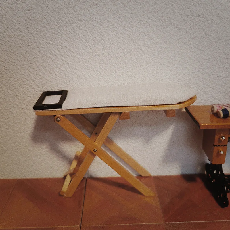 1:12 Mini grande asse da stiro in legno Accessori per casa delle bambole Negozio di abbigliamento Sartoria Scena Fotografia Puntelli Decorazione modello