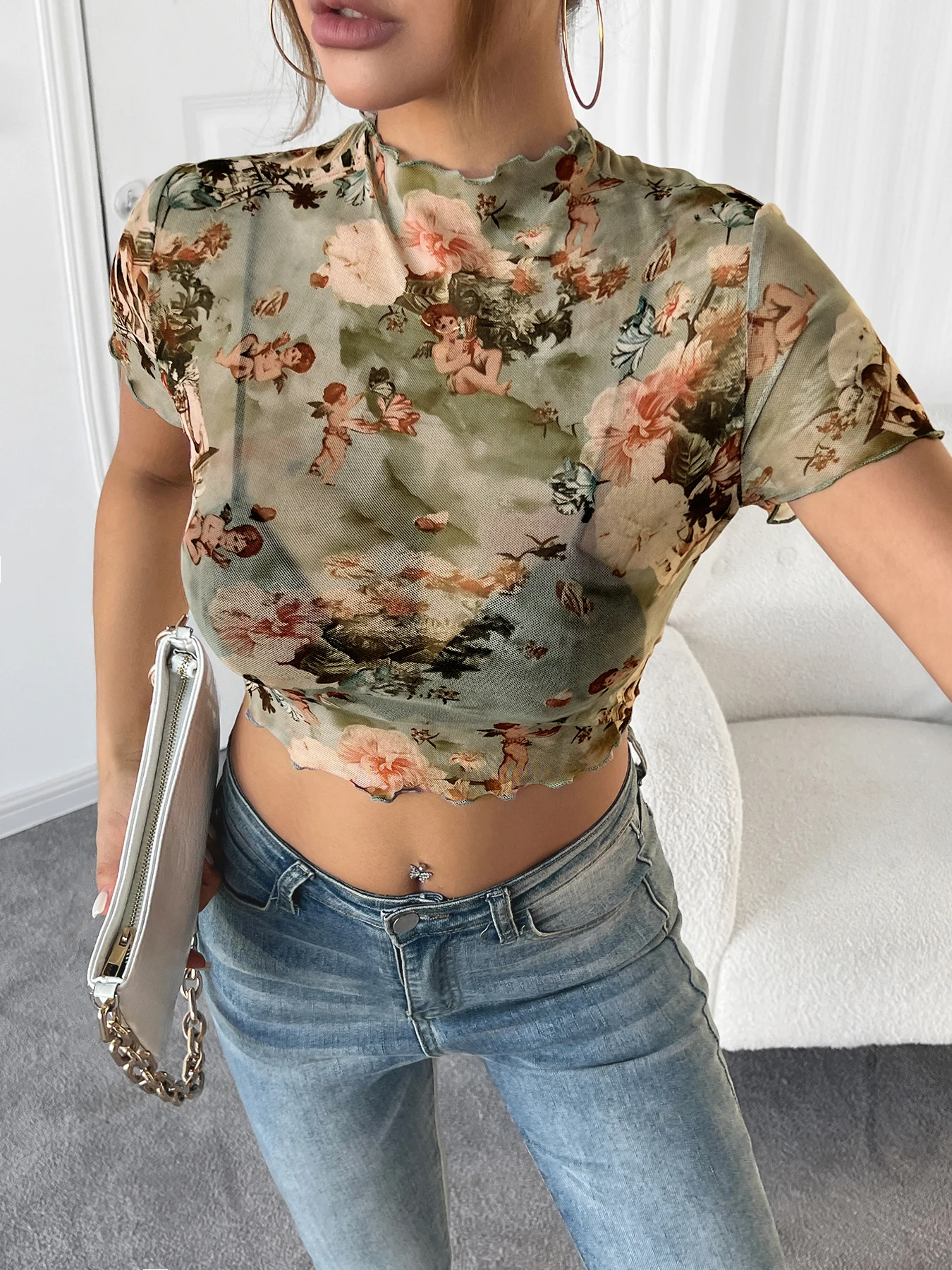 تي شيرت مثير بطباعة عشوائية أنيقة للنساء |   بلوزة قصيرة عصرية بتصميم فريد من نوعه، قماش ناعم مسامي لراحة طوال اليوم