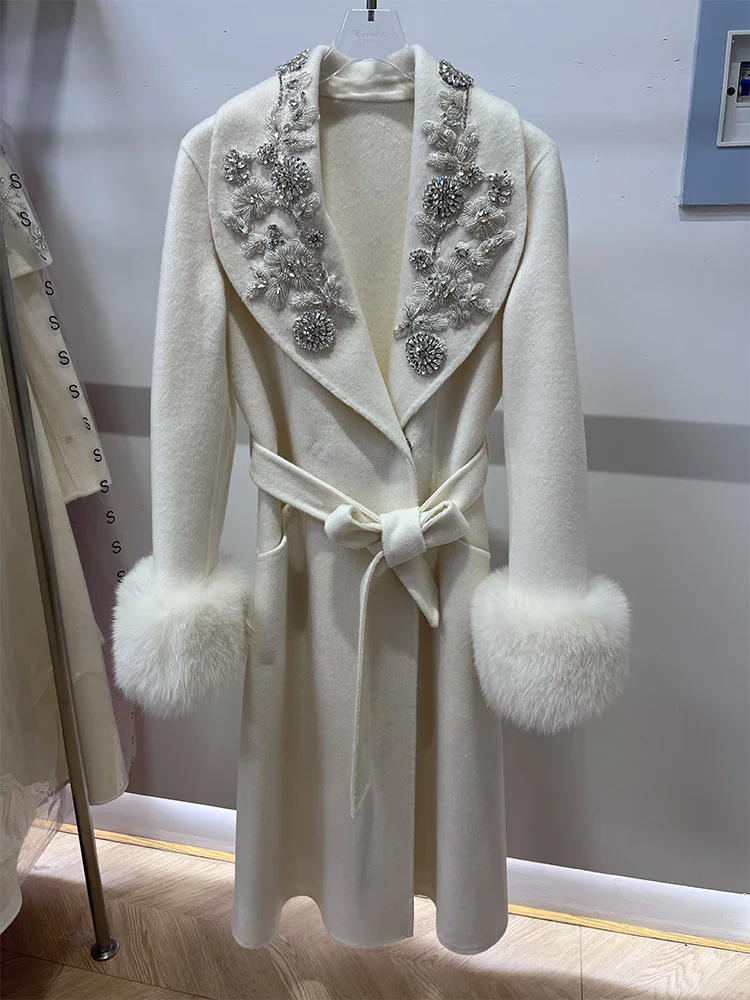 سترة شتوية جديدة لعام 2025 للنساء أصفاد من فرو الثعلب الحقيقي الطبيعي معطف سميك دافئ من الصوف بحزام قابل للفصل سترات طويلة ملابس الشارع الشهير