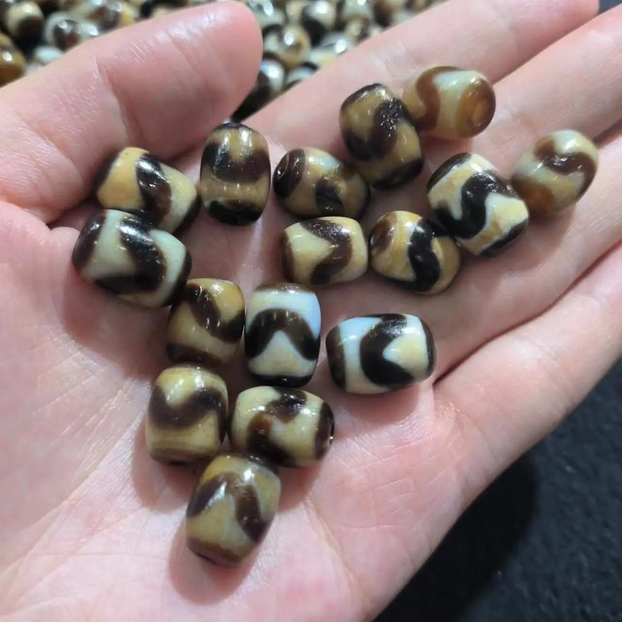 

20pcs/lot natural tiger tooth pattern old agate bead wholesale Black and yellow Barrel beads Weathering lines Accessories taki