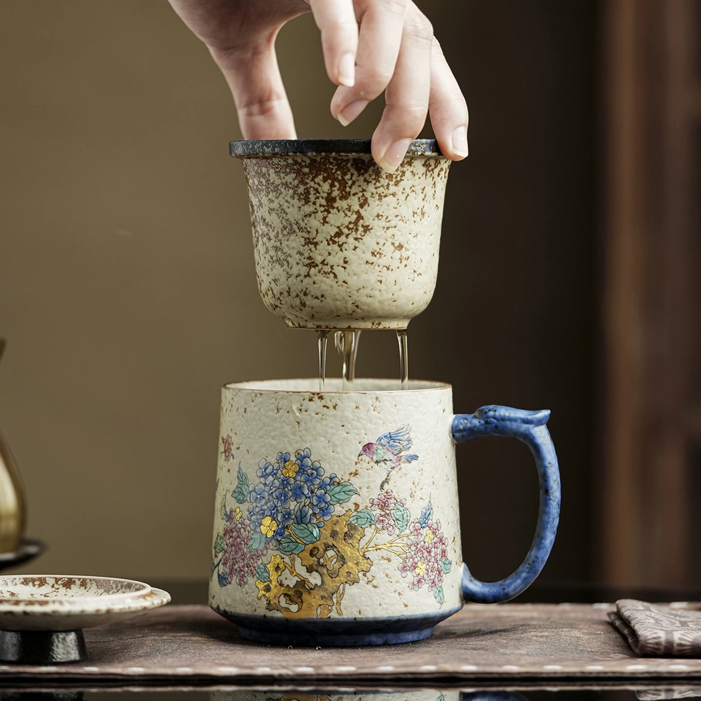 

Керамическая кружка в китайском стиле с мультяшным цветочным узором, персональная креативная чайная чашка, с крышкой, фильтрованное разделение воды для чая, 400 мл, 1 шт.