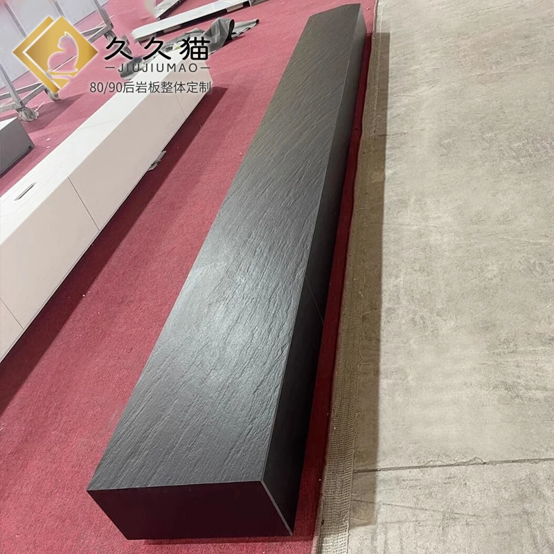 خزانة تلفزيون جديدة من بلاطة الصخور لعام 2025، خزانة أرضية من الذهب الأسود، منصة بولغاري سوداء بسيطة، تخصيص زاوية بيجونيا