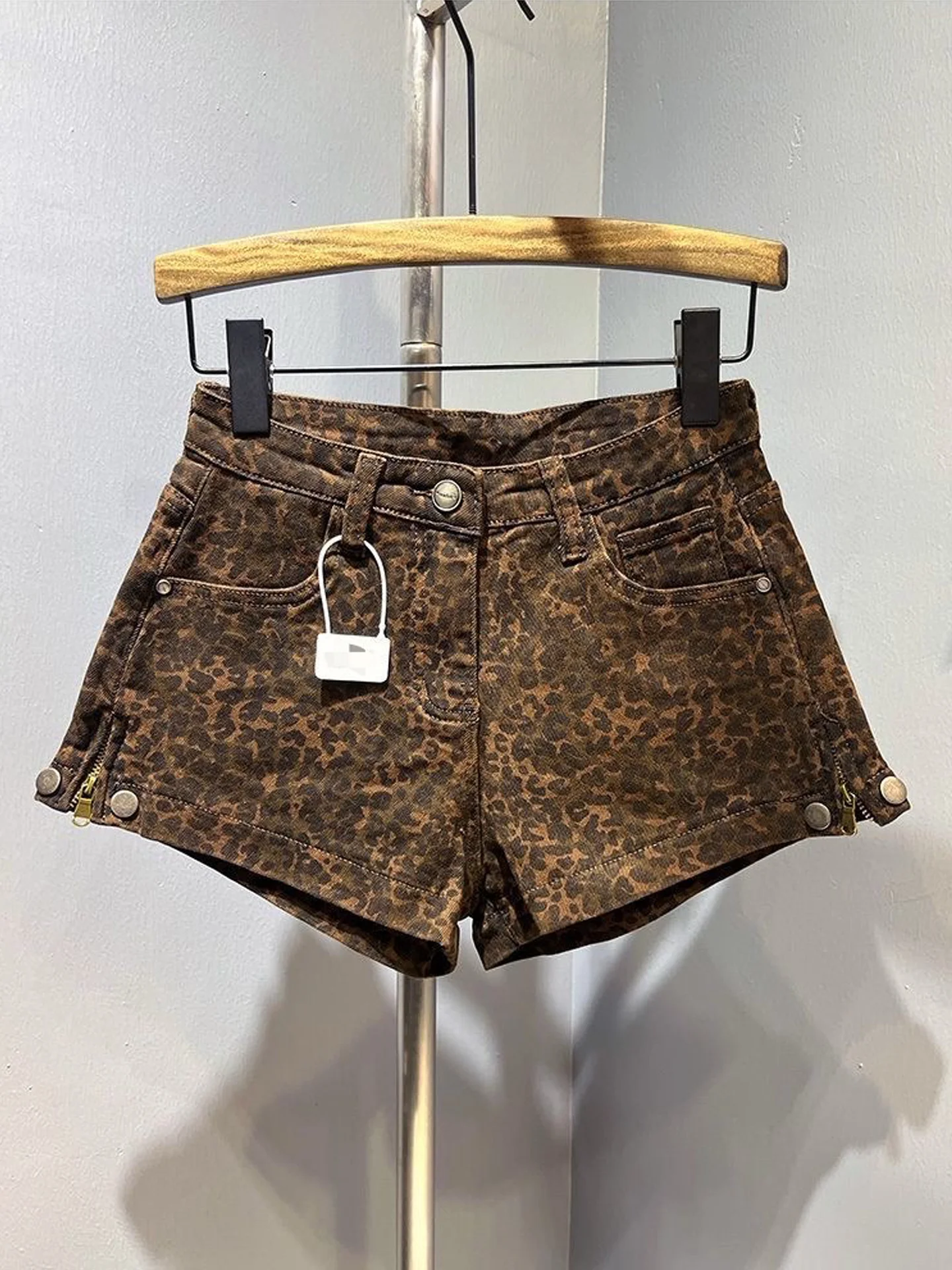 

Sexy Leopard Print Denim Shorts Women's Slim Fit Loose Summer Fashion Hot Pants Casual Low Waist Button Detail Zipper Closure