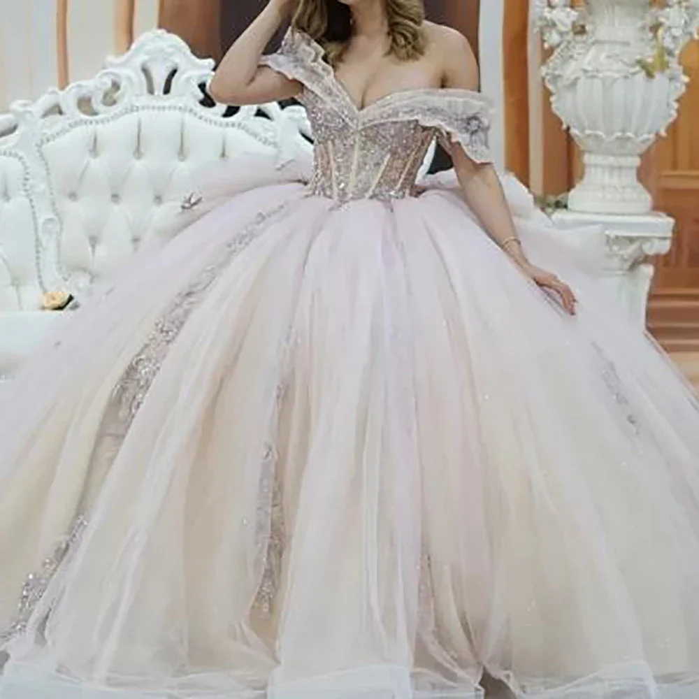 

Роскошное бальное платье из тюля, платье для Quinceanera с открытыми плечами, милой аппликацией, бисером, кристаллами, цветами, кружевом, многоярусной длиной в Пол