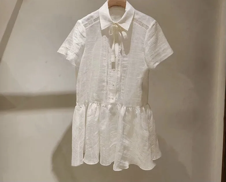 Abito da donna bianco con volant e abito camicia elegante slim fit con fiocco