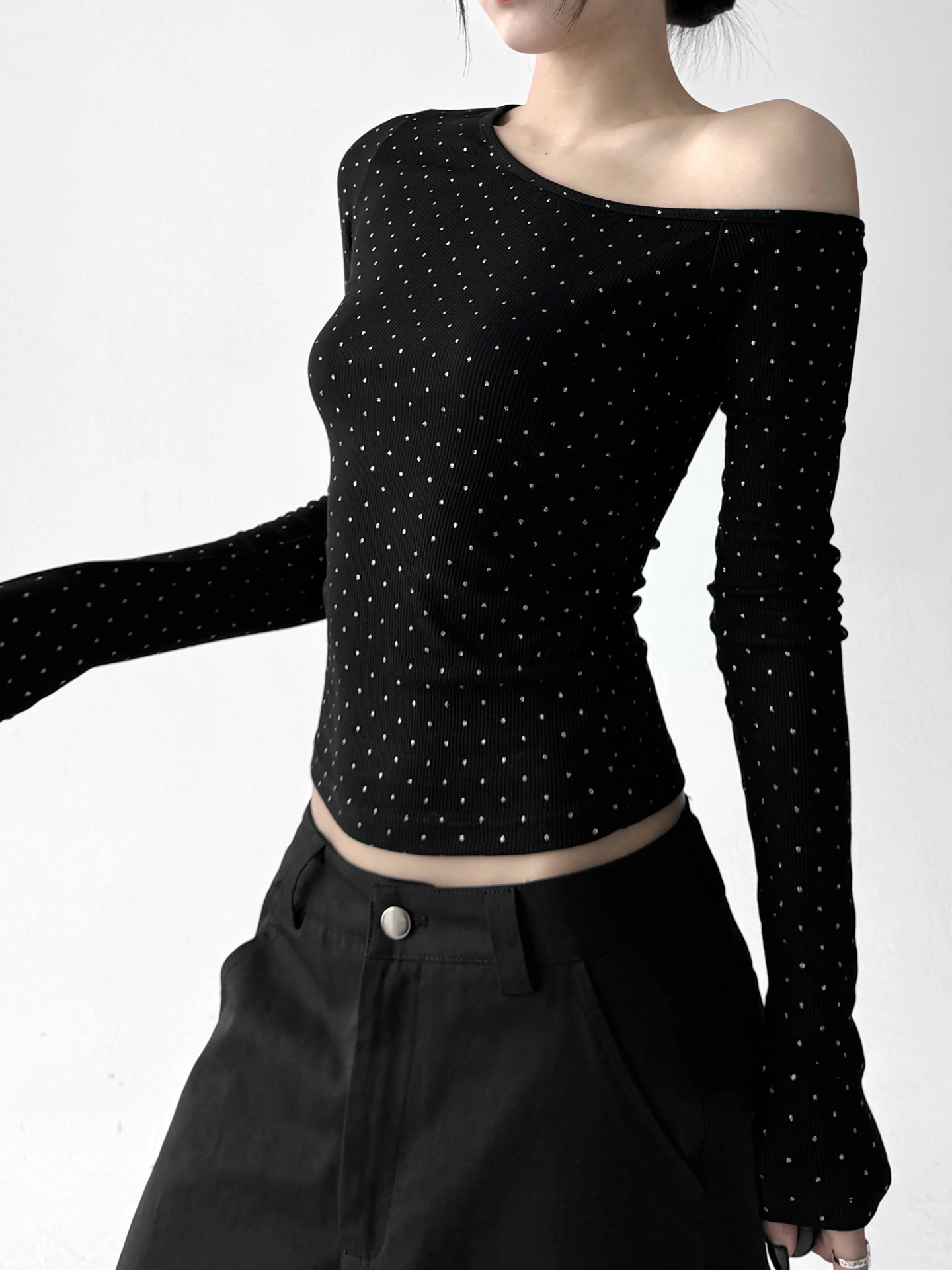 เสื้อยืดแขนยาวทรงไม่สมมาตรแบบเซ็กซี่สำหรับผู้หญิง โชว์ไหล่ ผ้าใยสังเคราะห์ สไตล์ลำลอง รุ่นใหม่ล่าสุดสำหรับฤดูใบไม้ร่วง สไตล์สตรีท