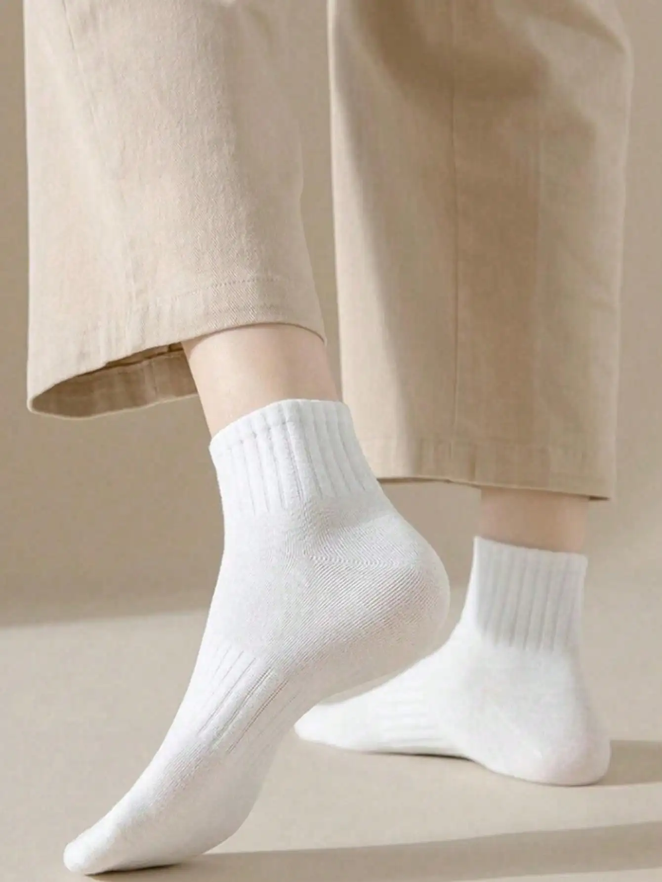 Klassische, schwarz-weiße Damen-Kurzsocken, Damensocken in großen Größen (36–44), bequeme und atmungsaktive Socken für Frühling und Sommer, Sportlicher Stil, Socken bis zur Mitte der Wade, Herrensocken, Paar-Socken, Freizeitsocken, vielseitige Socken. – Detail 2