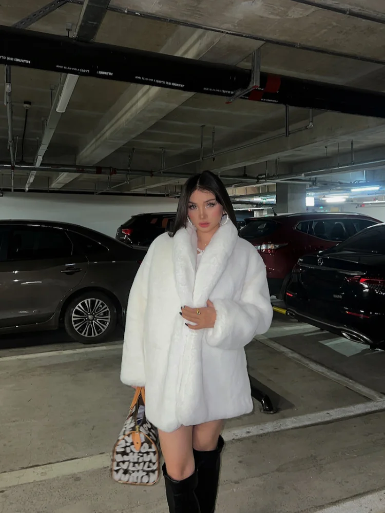 플러피 라펠 칼라 오버사이즈 여성 인조 모피 코트 패션 솔리드 풀 슬리브 루즈 숏 재킷 2025 신상 겨울 하이 스트리트웨어