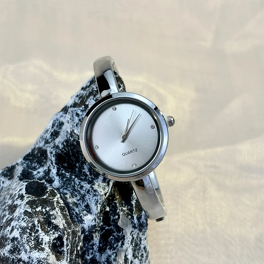 Classic Round-Faced Bracelet Wrist Watch for Elegant Ladies image 3
