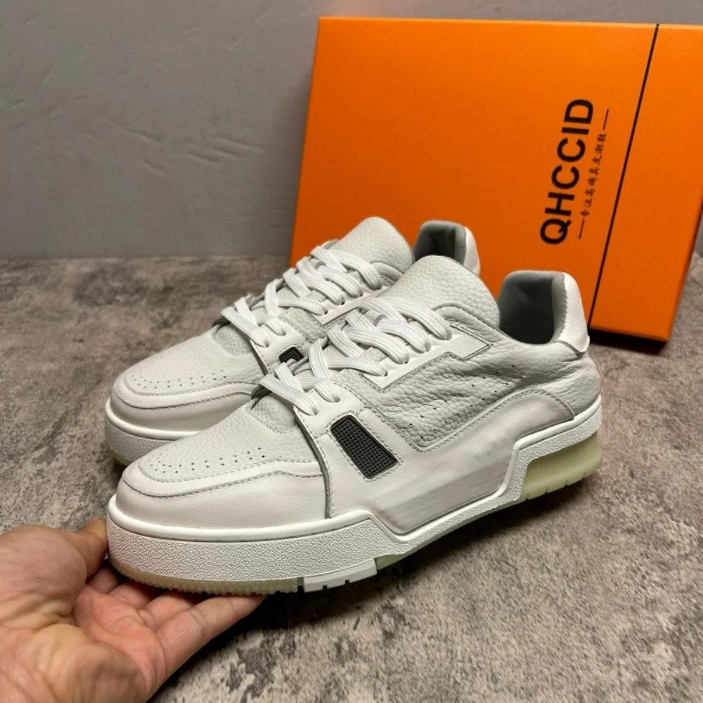 أحذية QHCCID الرجالية المصنوعة من الجلد الطبيعي باللون الأبيض بنعل سميك أحذية كاجوال عصرية راقية طراز جديد تمامًا #1