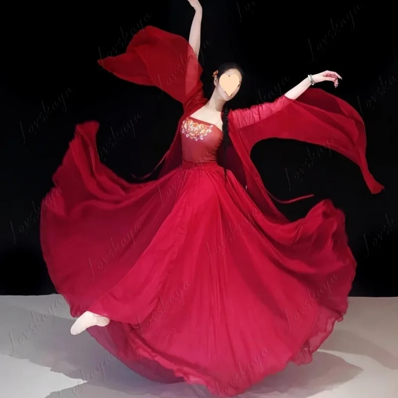 

Классический танцевальный костюм — наряд для выступлений с широкой юбкой в древнем стиле для тренировок. Струящийся кардиган-топ. Длинное красное платье.