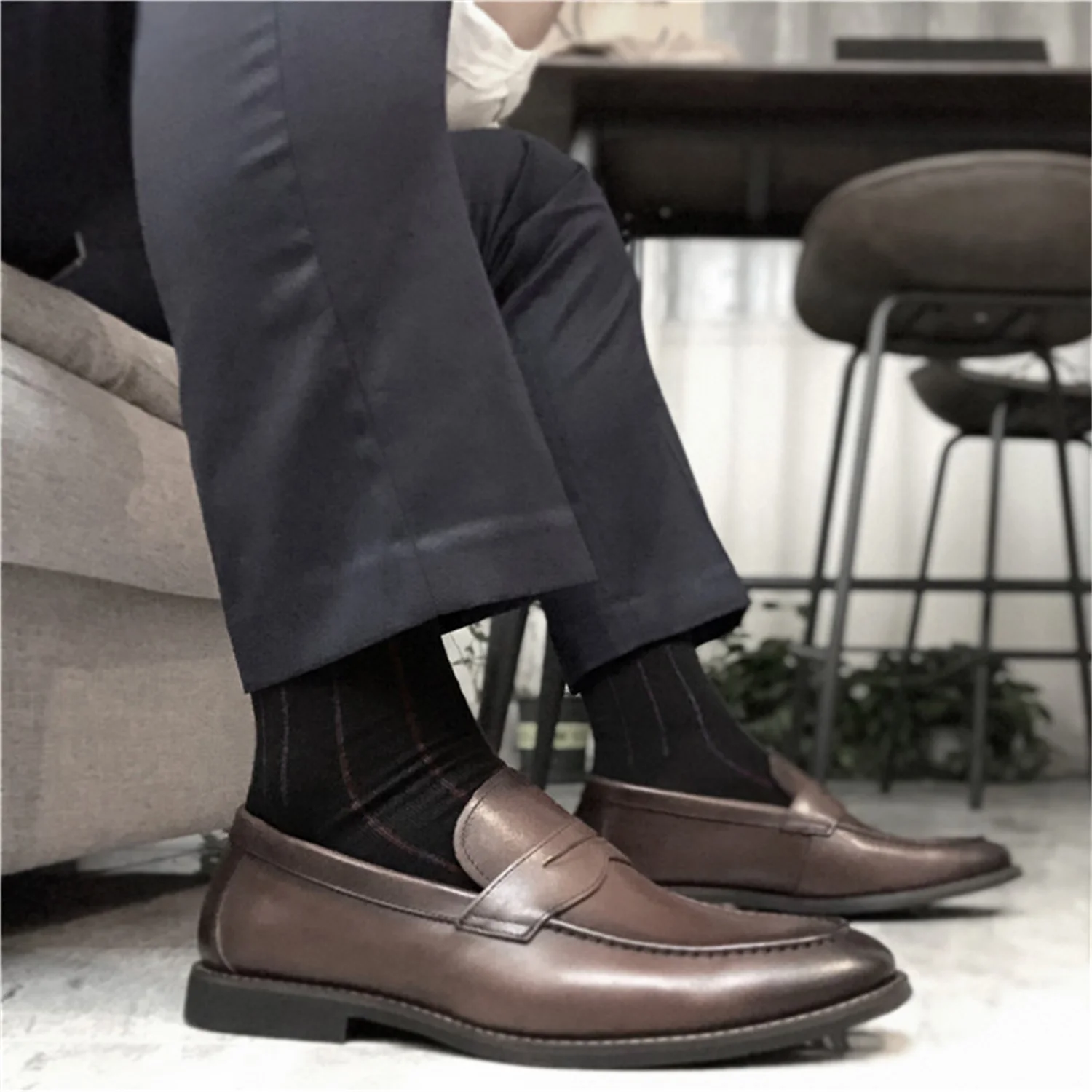 Coole Baumwollsocken, atmungsaktive Socken, schönes erfolgreiches Herren-Outfit, Business-Stil, reichhaltiger Mann, feine Kleidersocken, kurze Socken für den Alltag