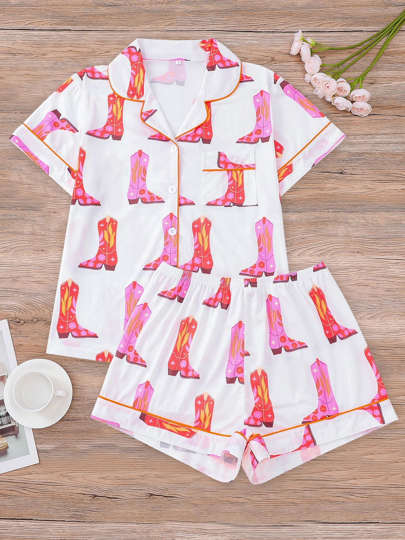 

2-piece printed boots, short-sleeved soft button-up shirt with a collar, and loose elastic shorts, a comfortable women's outfit.