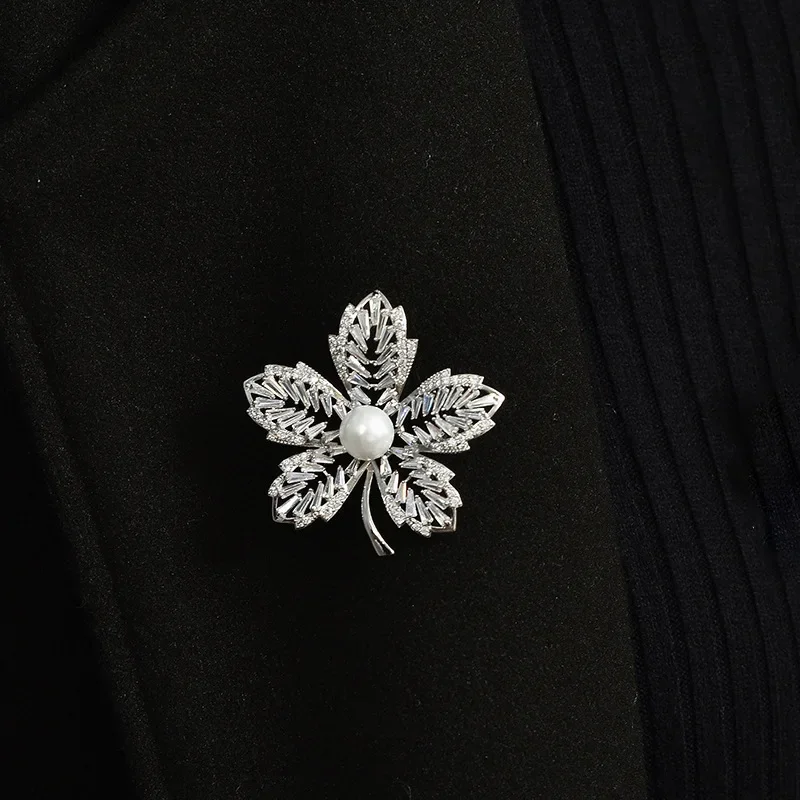 2025 Spilla di lusso semplice e leggera, nuovo accessorio spilla senso design, decorazione spilla collare