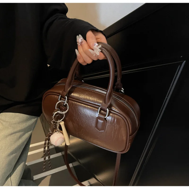 2025 حقيبة كتف كروس جديدة من جلد البولي يوريثان بتصميم أنيق حقيبة يد كورية ريترو وسادة حقيبة عصرية للتنقل