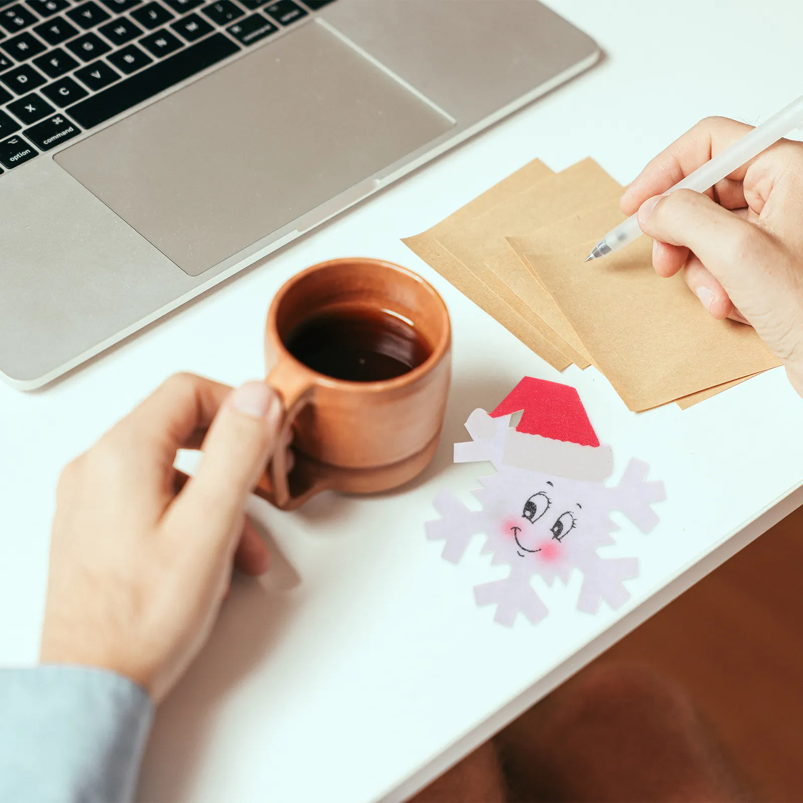 

10 шт. рождественских подставок под кружки из нетканого материала, влаговпитывающих, термостойких, для дома, кафе, бара, пляжа, пикника, с дизайном в виде рождественской шапки