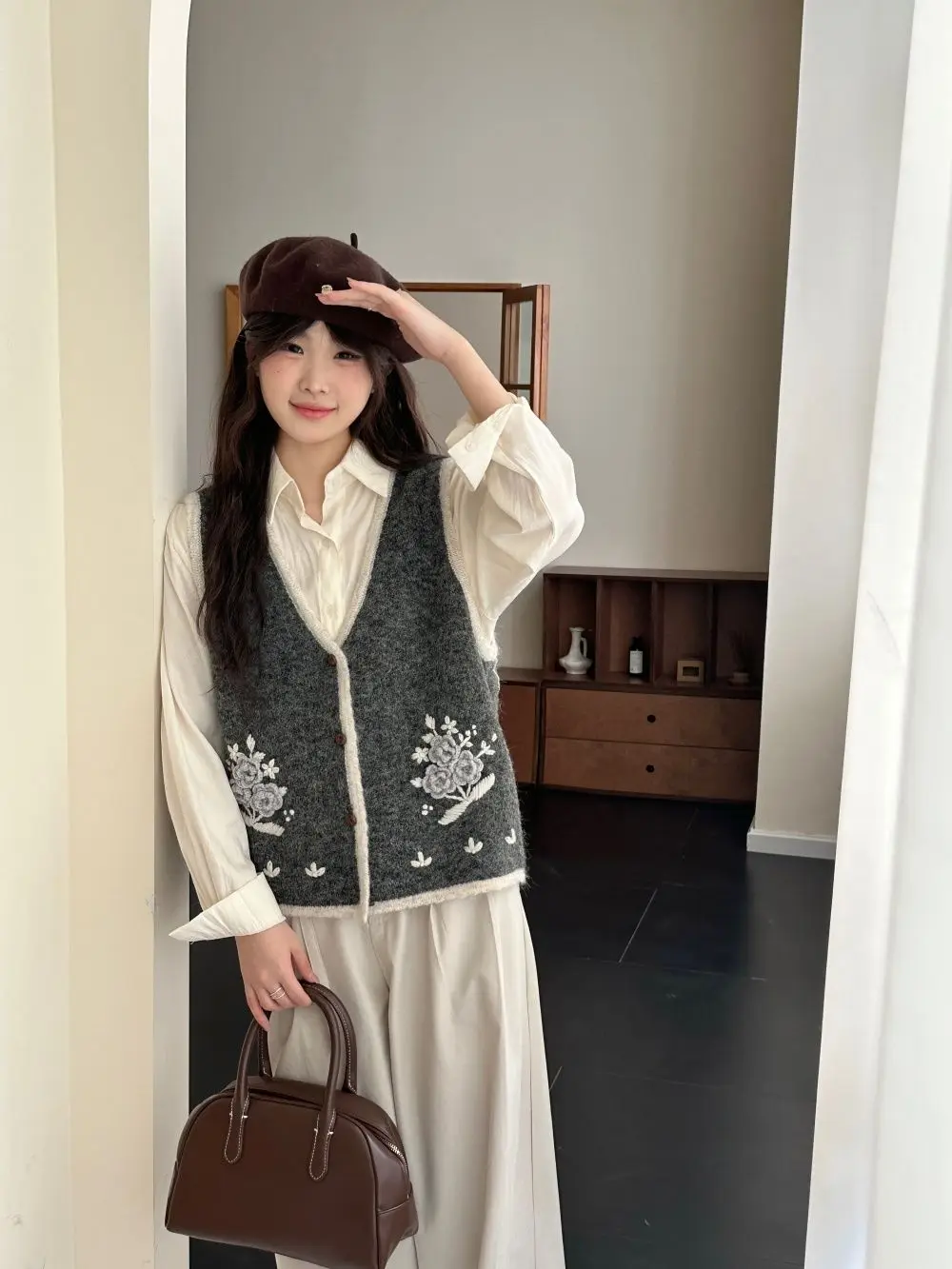 

Gagaok 2026. Дизайн выходит японскую атмосферу во время ношения осеннего 3D вязаного крючком художественного лесного стиля. Многослойный вязаный жилет.