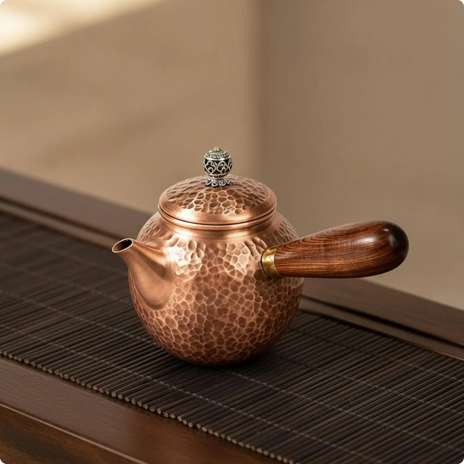 Tea Decanter Pitcher Manual Pouring Vessel Hammered Copper Finish Side Handle Design for Elegant Tabletop Serving