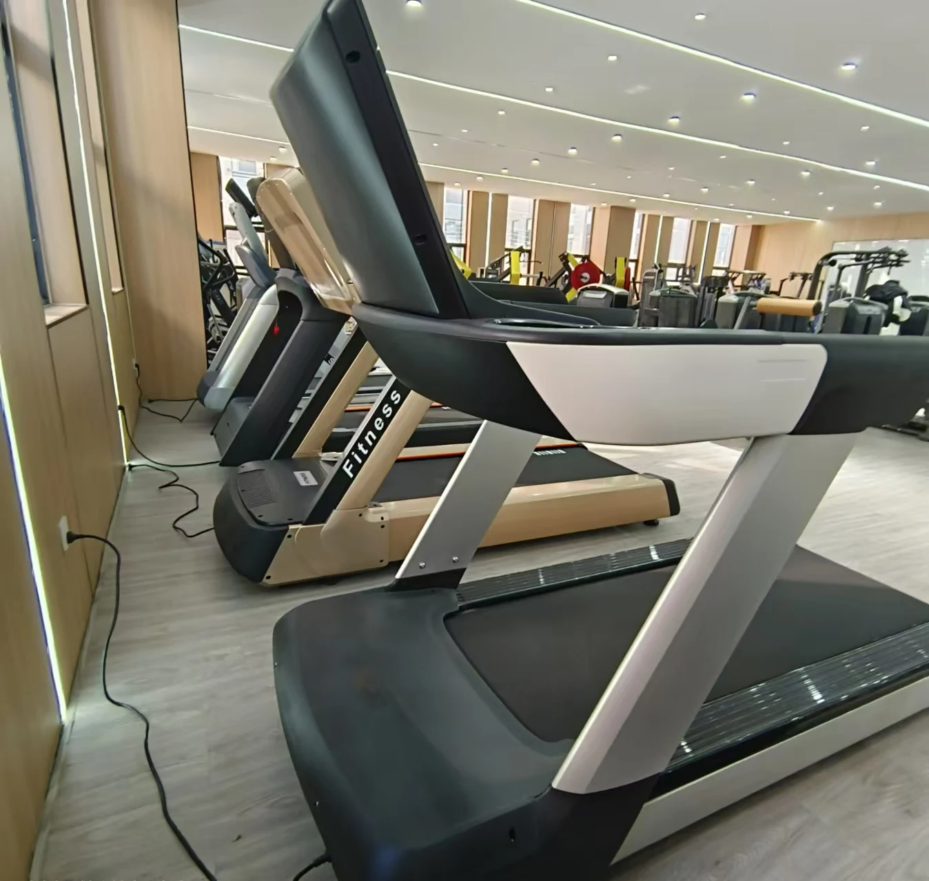 

Коммерческая беговая дорожка для спортзалов с сенсорным экраном