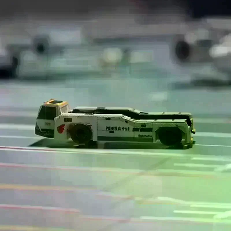 

1:400 4 Rounds Airport Ground Handling Car Simulation Model Suitable For 380 Wide-body Aircraft