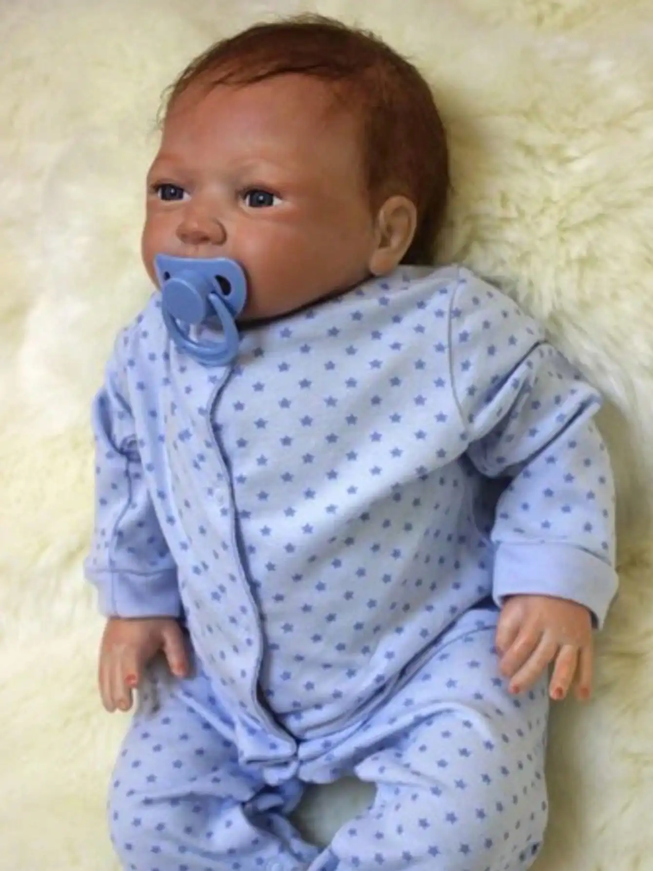 Boneca reborn bebê feita à mão de 20 polegadas: recém-nascido de vinil macio com corpo de pano, cabelo enraizado, vestido de ponto azul – brinquedo de presente perfeito