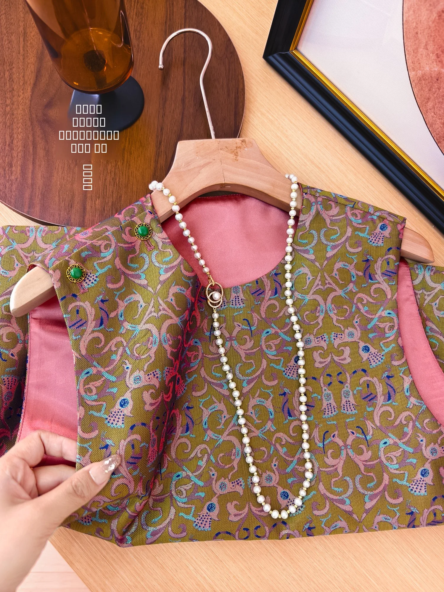 

ijing Mountain Sea Series 'Ruijin Zhaohua' Women's ort Jaet Floral Patterned Tapestry Silk Geometric Design round Ne