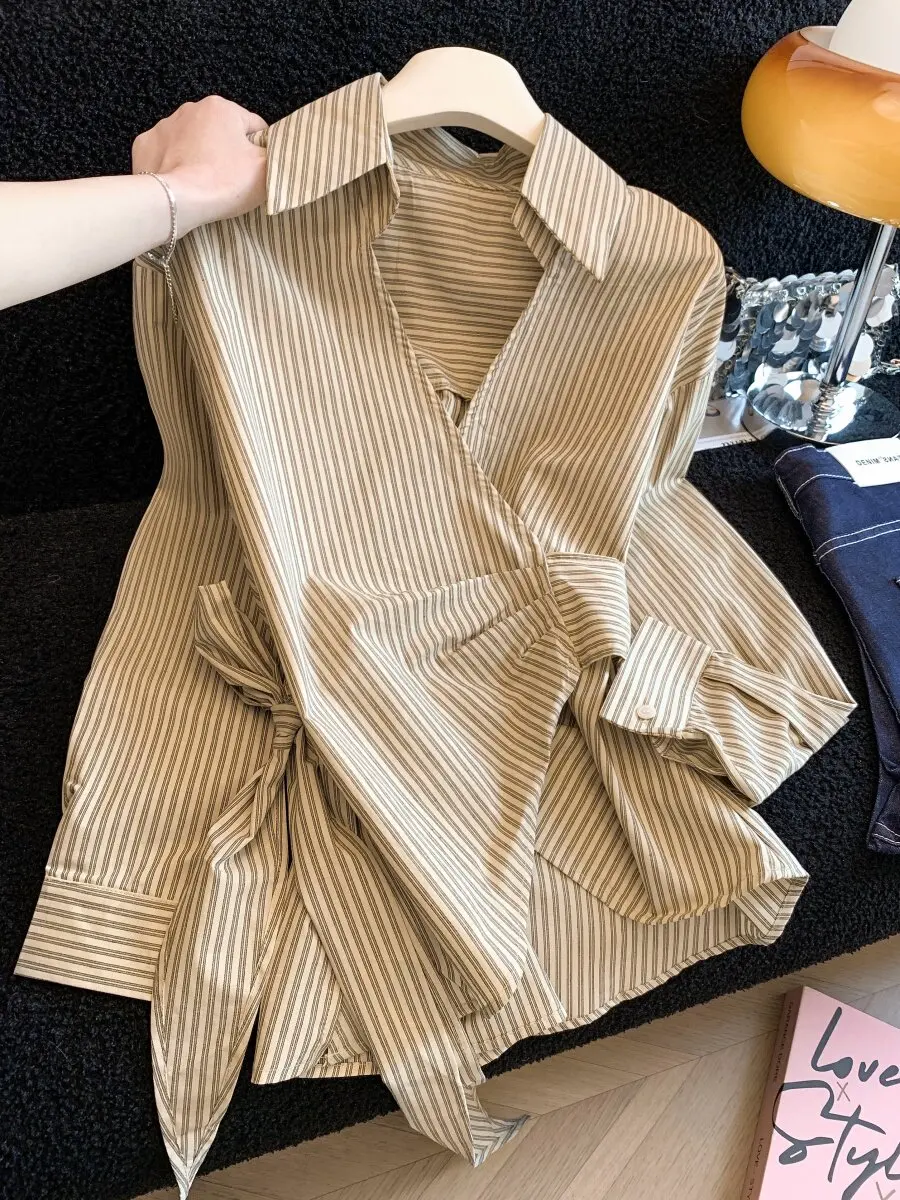 

Корейская женская полосатая рубашка с длинным рукавом, V-образным вырезом, необычной завязкой на талии, высокой талией, из смесовой хлопковой ткани, с воротником на одной пуговице