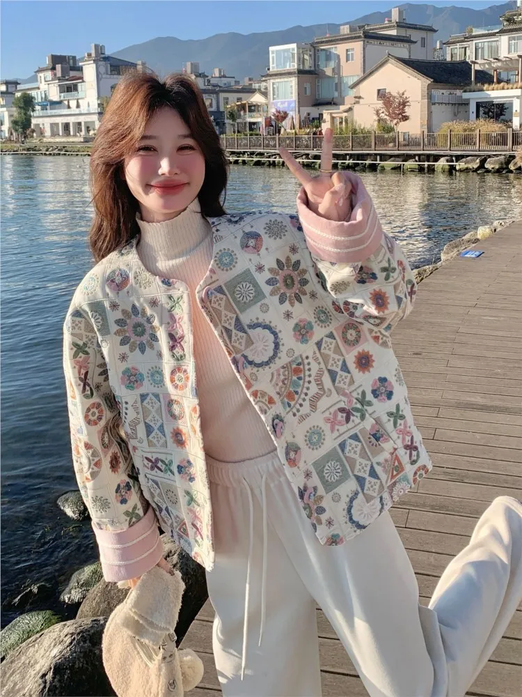 A new Chinese-style design with heavy floral embroidery and patchwork, versatile youthful top for women