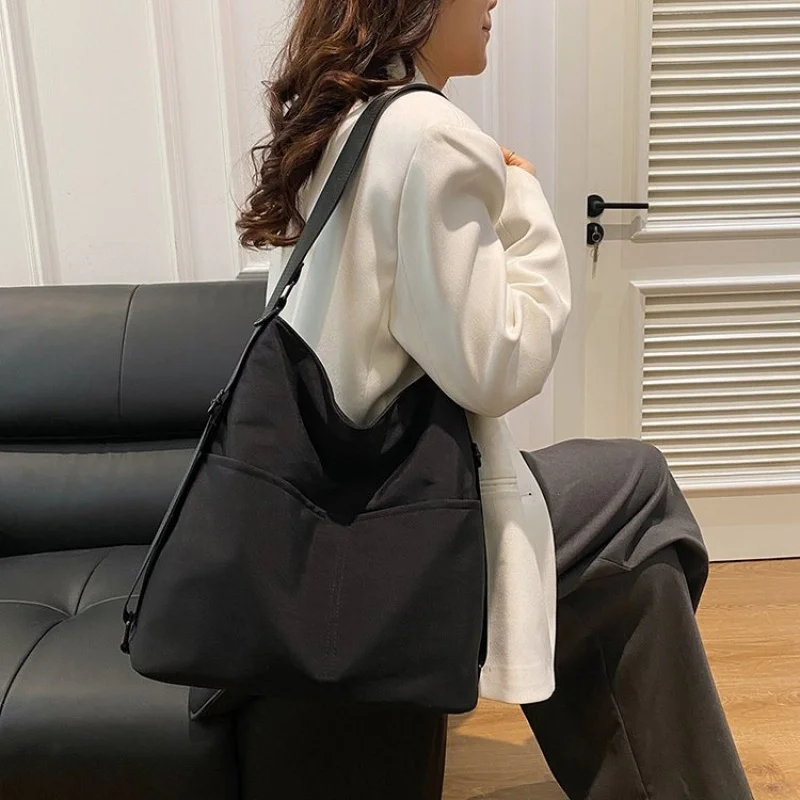 

Женская большая сумка из качественной кожи с модным дизайном и элегантным стилем. Известный винтажный вид. ​