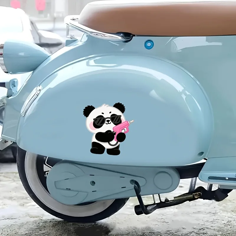1 adesivo Panda alla moda con pistola ad acqua - Vibrazione giocosa, decalcomania decorativa rimovibile per custodie per telefoni, custodie per tablet e chitarra