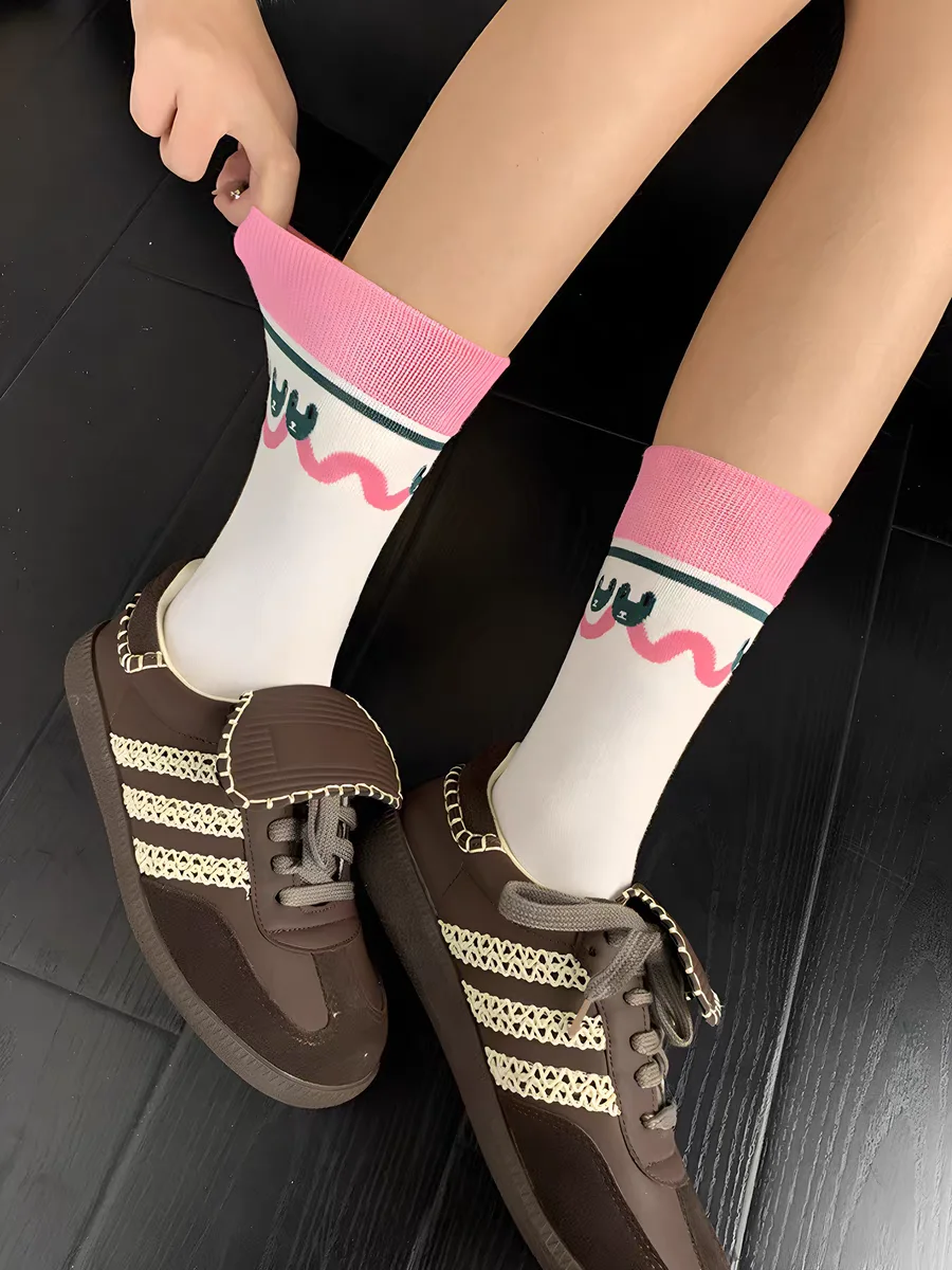 봄과 여름에 적합한 한국식 다목적 만화 무늬 여성용 부드럽고 편안한 종아리 중간 양말 3켤레