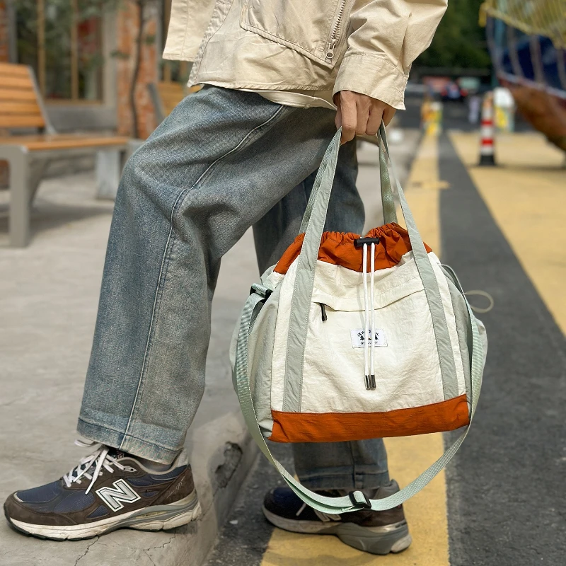 Nieuwe wintertextuur Versalite Crossbodytassen Grote capaciteit Kleurblok Eenvoudige emmertas Lichtgewicht casual stoffen schoudertas