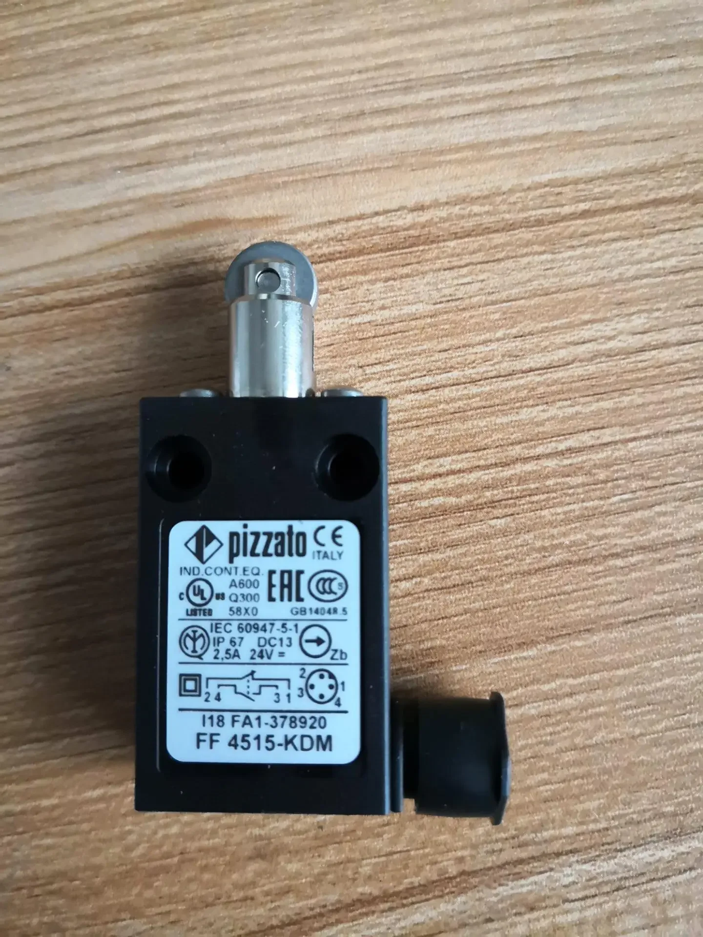 New original Pizzato restricted switch FF 4515-KDM