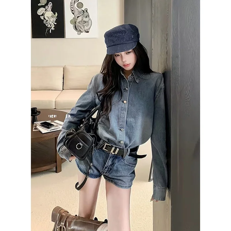 

Ретро-комплект из американского денима: рубашка-куртка с длинным рукавом и свободные шорты с высокой талией, женская модная коллекция осень.