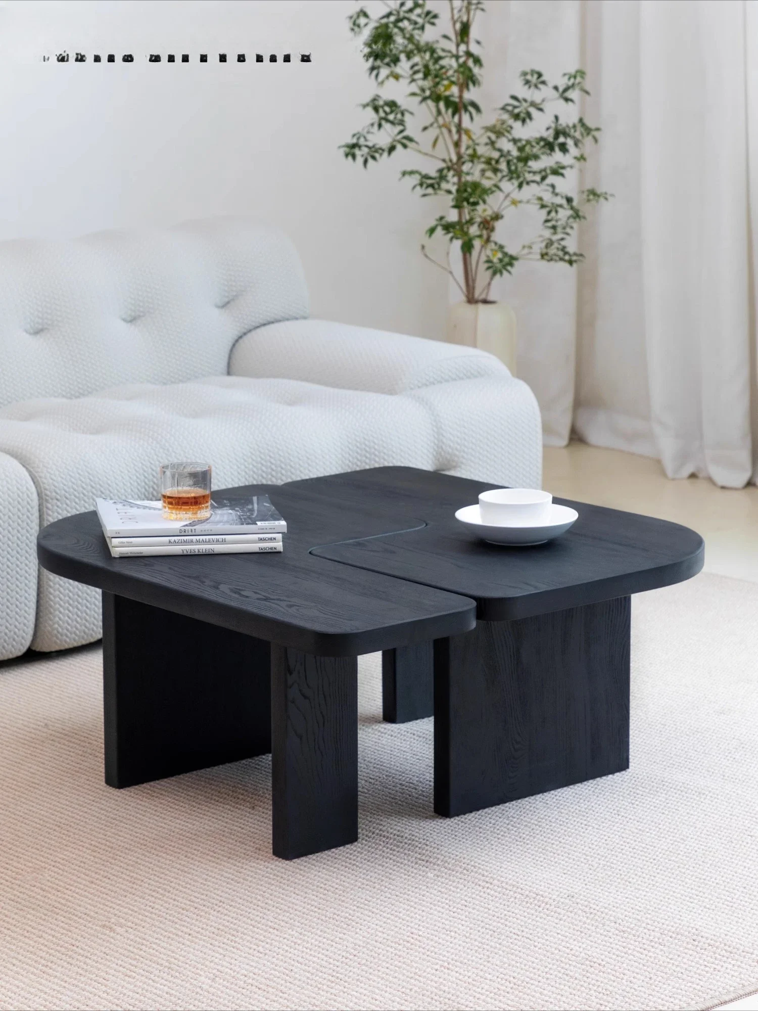 Table basse noire en bois massif wabi-sabi, table d'appoint de luxe haut de gamme de forme spéciale pour salon et maison