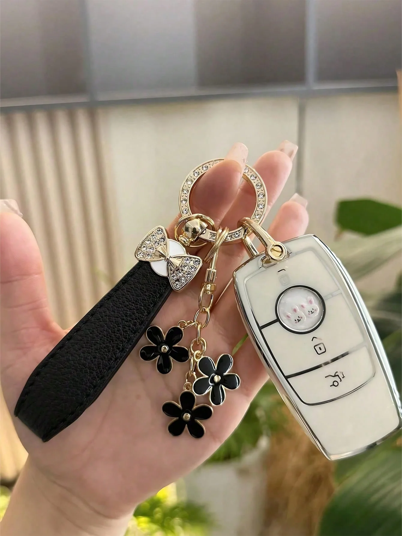 

Luxury Bow Flower Keychain – Elegant Women’s Car Key Accessory with Sparkling Crystal, PU Leather Strap & Zinc Alloy Ring, Fashi