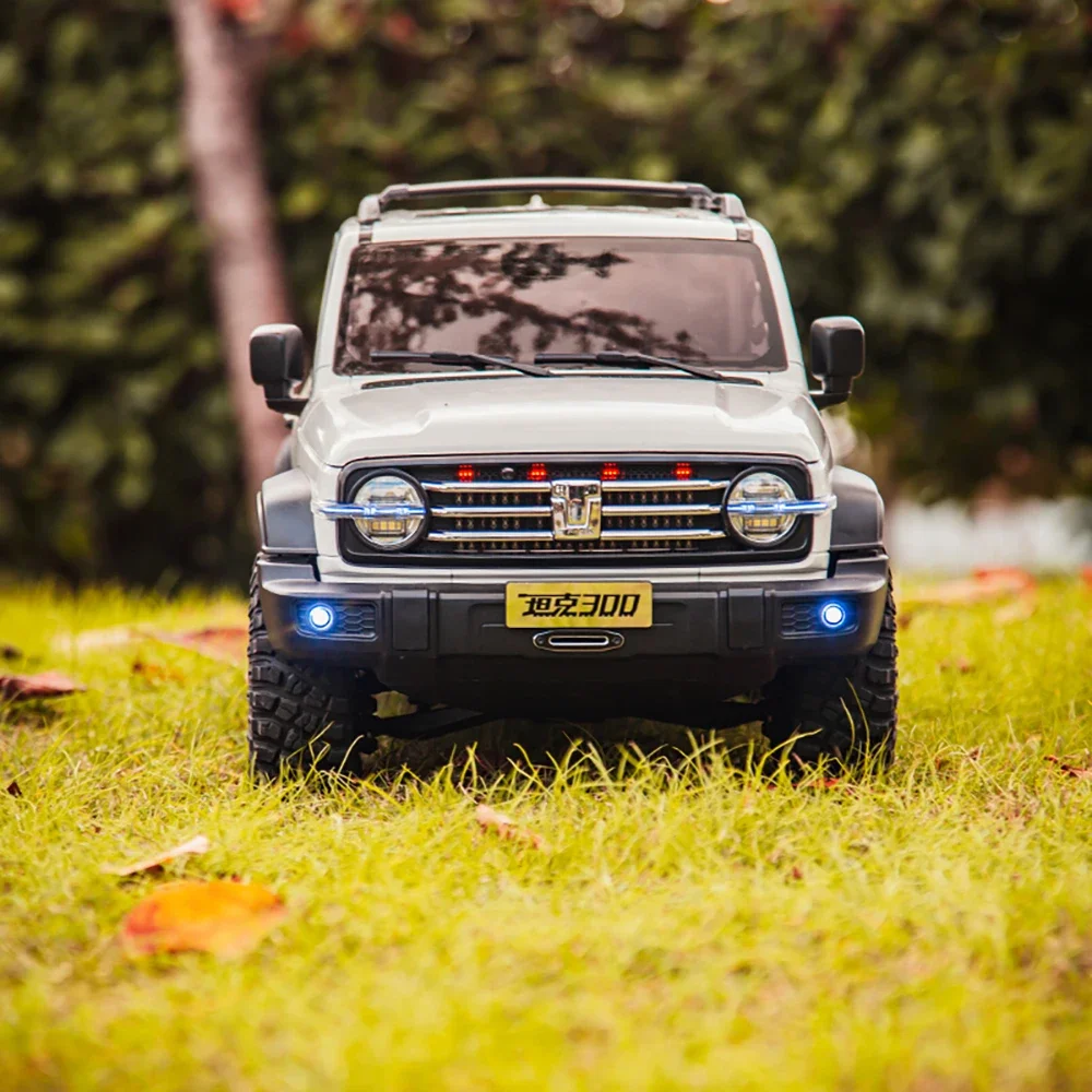 TRACTION HOBBY KM 1:8 TANK300 Symulacja twardej skorupy Wersja 2,4 GHz RTR 1/8 RC Elektryczny zdalnie sterowany model samochodu Gąsienica terenowa