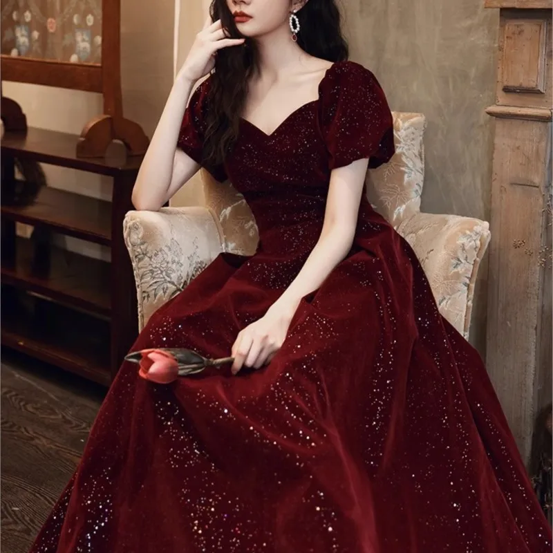 Toasting wine red velvet small man back dress slimming