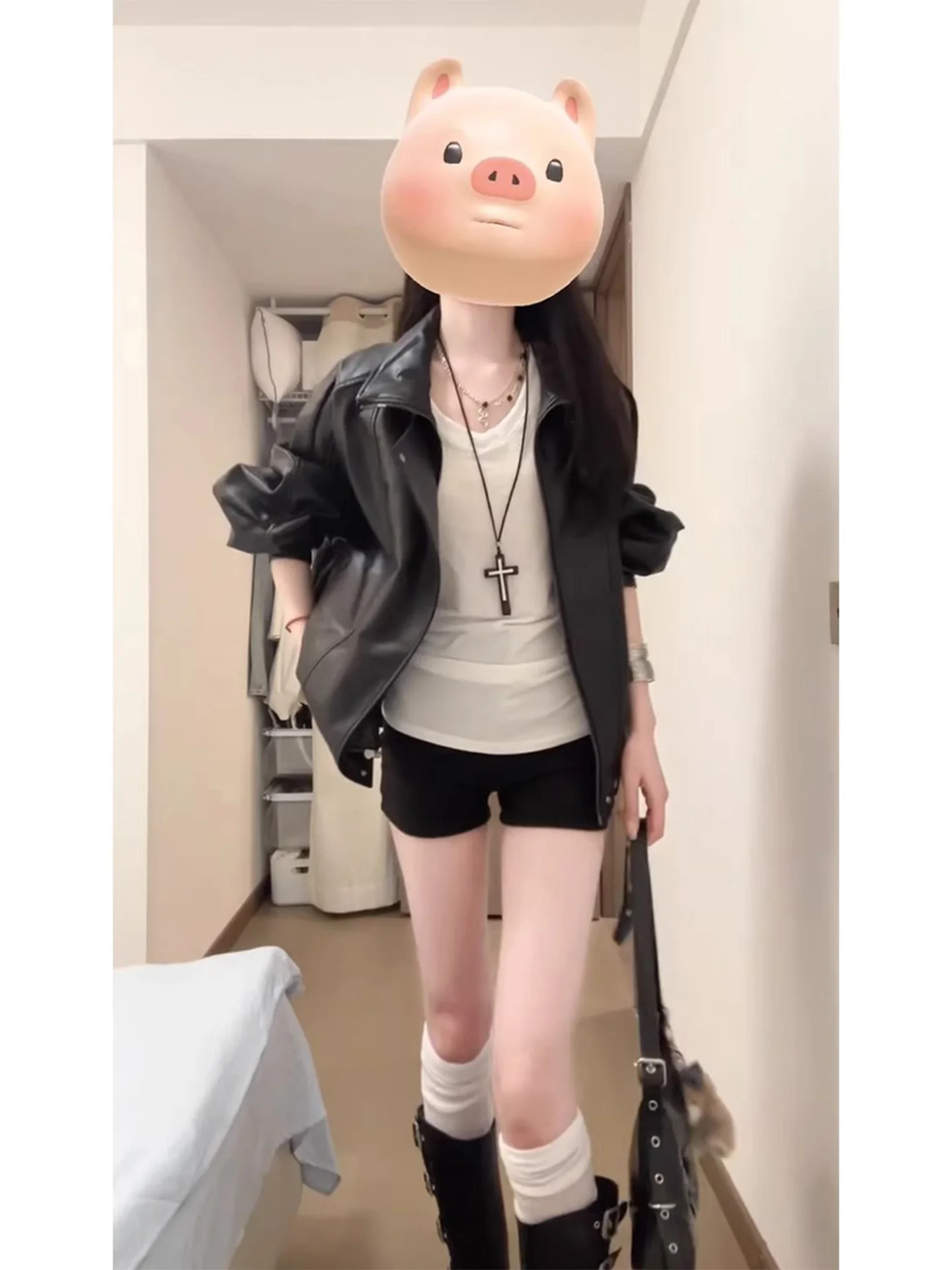 

Стильная черная кожаная куртка женская 2025 года, новая осенняя коллекция, уникальная красивая мотоциклетная винтажная утепленная куртка-топ для повседневной носки, свободный крой