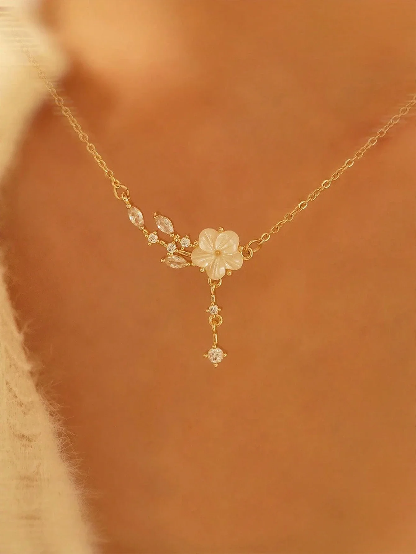 

Floral Pendant Clavicle Chain Necklace With Shell Flower And Crystal Accents For Women