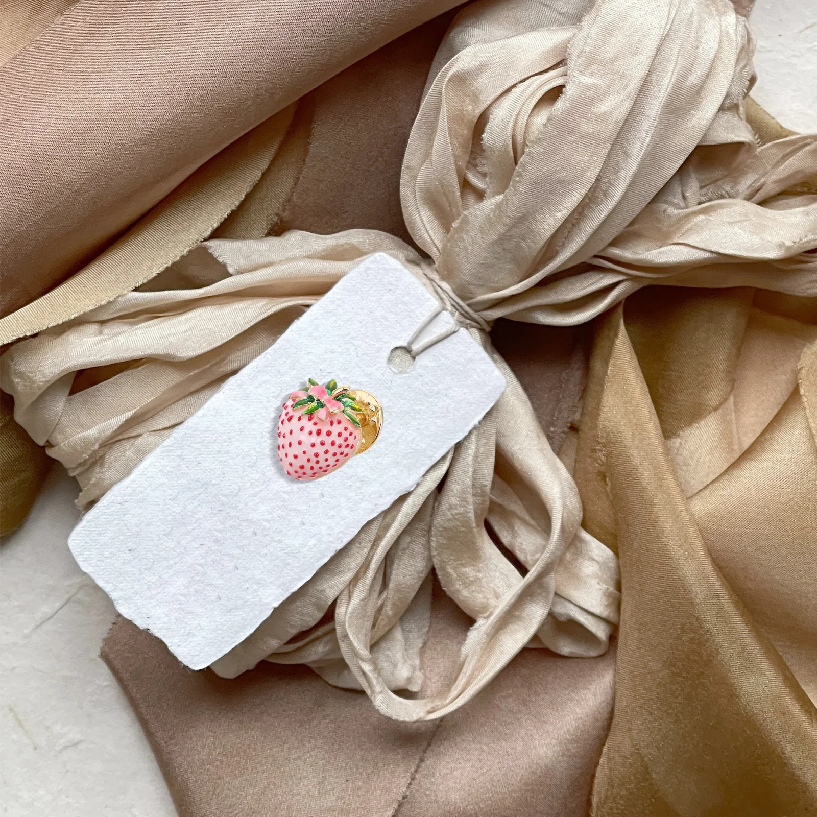 

Cute Strawberry Enamel Brooch Pin for Women Pink Dripping Oil Fruit Lapel Badge Jewelry Accessory Versatile Fashion Charm