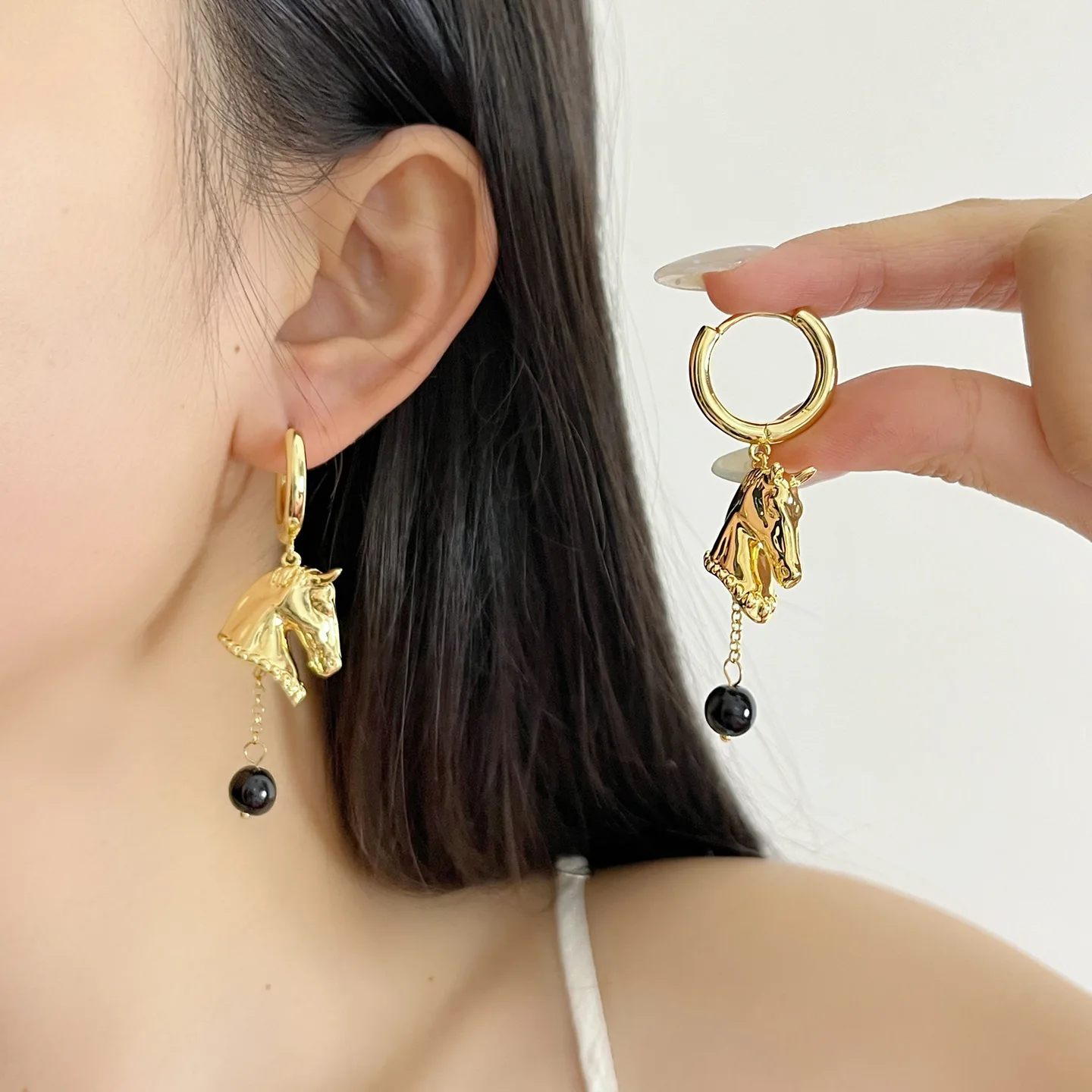 Pendientes de aro con cabeza de caballo para mujer, aretes colgantes de animales de Metal en tono dorado con joyería de personalidad de moda negra para fiesta diaria